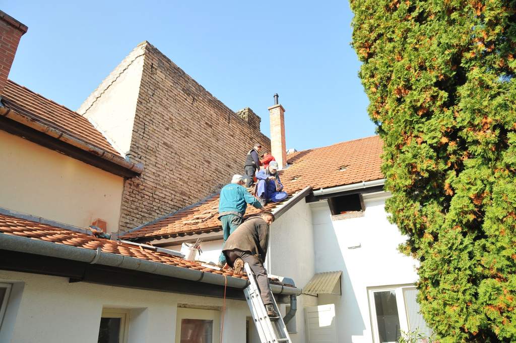 Befejeződött a Wojtyla Ház tetőfelújítása - önkéntesek segítettek
