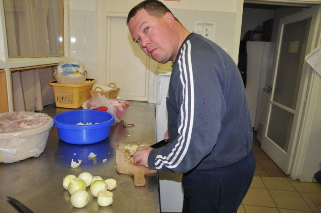 Schrauf Csaba  a lélekkel főző szakács  főzött - sertésragut-tésztával - a Wojtyla Családnak