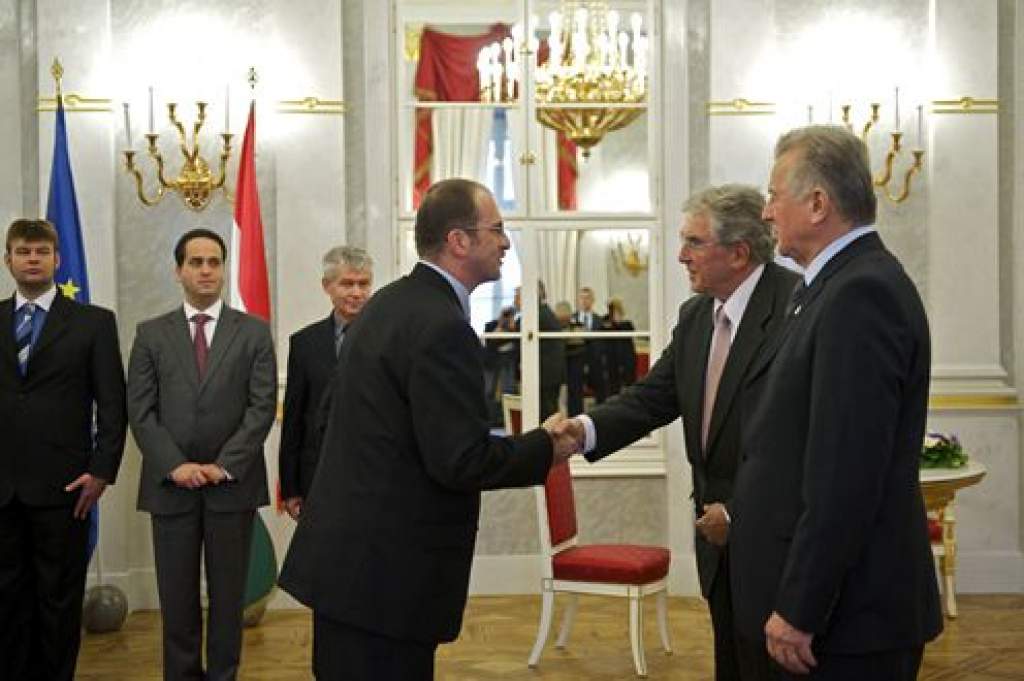Dr. Patyi András és dr. Bíró Marcell átvette megbízólevelét a Sándor-palotában