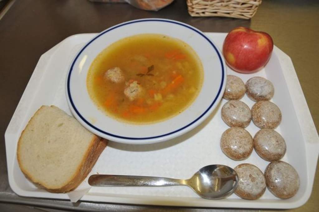 Húsgombóc leves érkezett a Konzervgyári konyhából