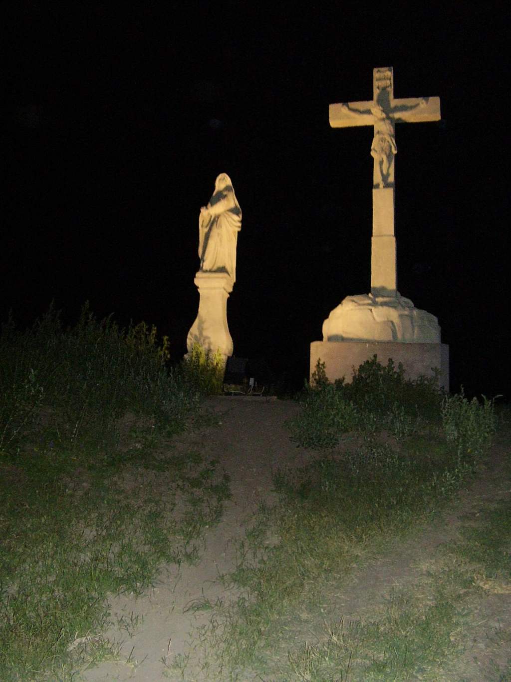 Éjszaka is fényekben fürdik a dunaföldvári Kálvária-szoborcsoport