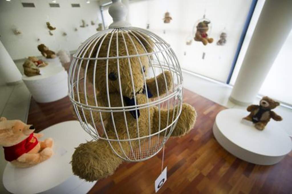 Kiállítás nyílt a „Fogadj örökbe egy macit” kampány játékfiguráiból