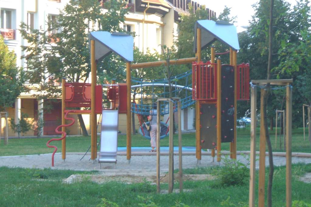 Parkok, terek júliusa-Kiskert tér