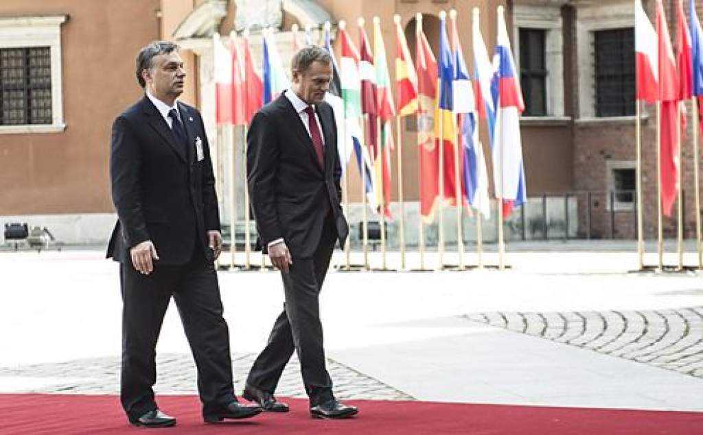 Orbán Viktor Varsóban: Európát adóssághalmok alól kell kiásni