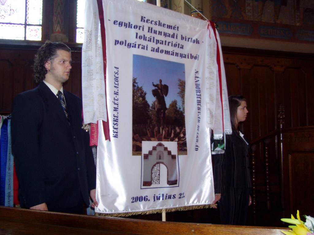 Porta zászló a közgyűlés előtt