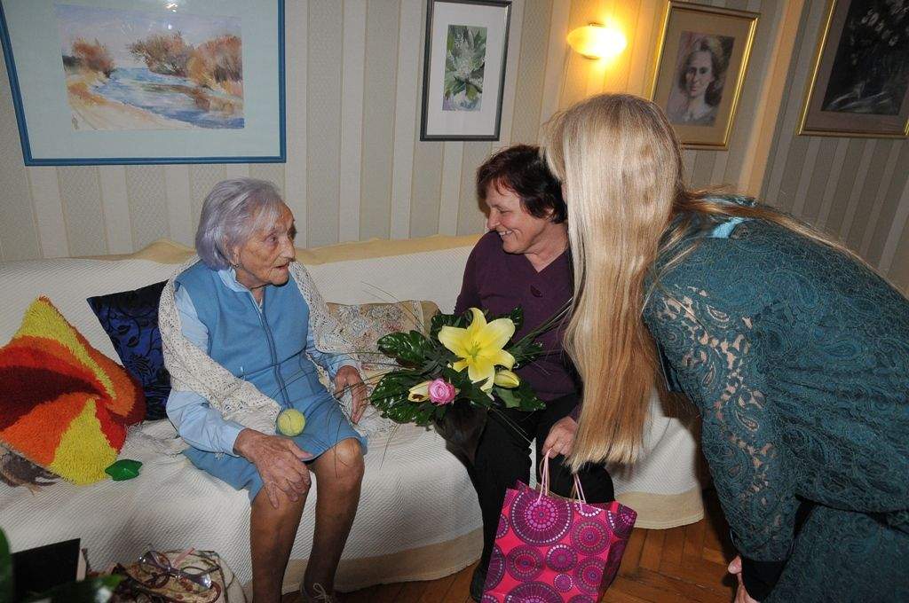 Éva testvérünk anyukáját, a 100 esztendős Szabó Erzsébet nénit köszöntötte a Wojtyla Ház delegációja