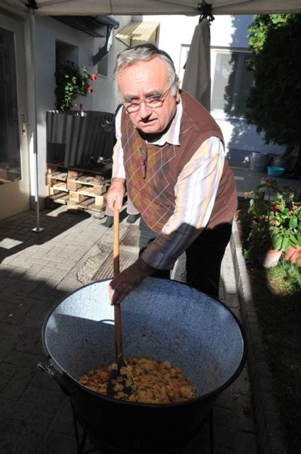 Nagypál Sándor alpolgármester előadása  - miközben: királyi szakácsok főzték a slambucot a Wojtylában