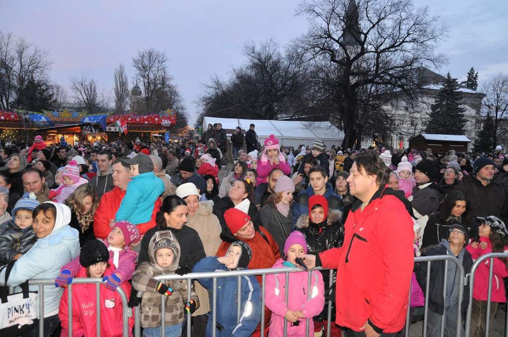 Több ezer gyermek várta szerda délután a Gong Mikulását a főtéren