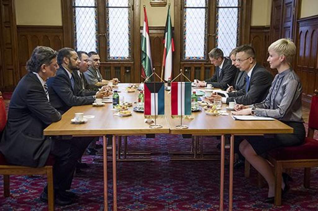 Olajipari együttműködésről tárgyalt Szijjártó a kuvaiti pénzügyi államtitkárral