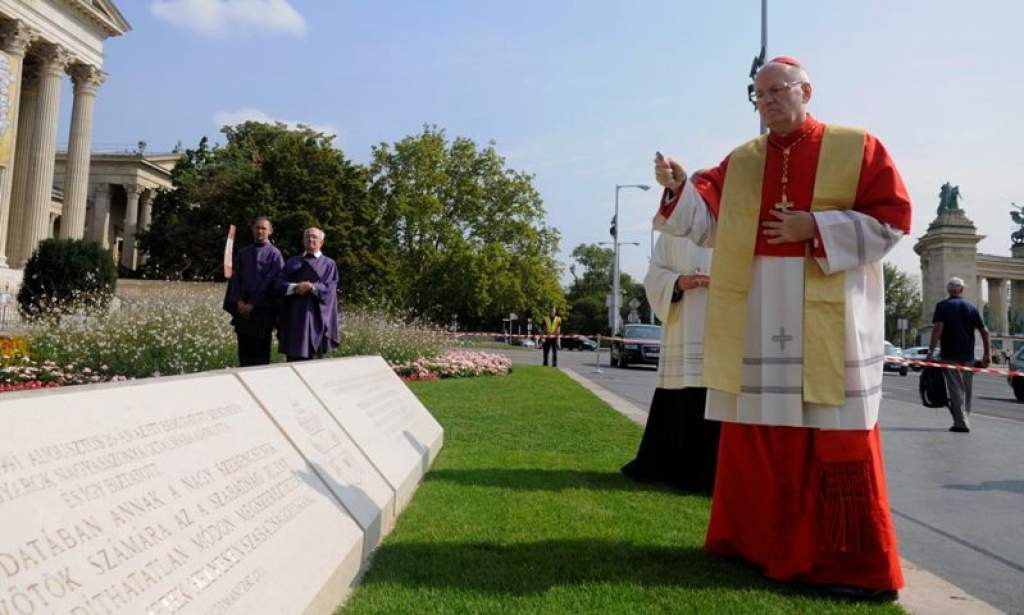 Emléktáblát avattak Budapesten II. János Pál pápa tiszteletére