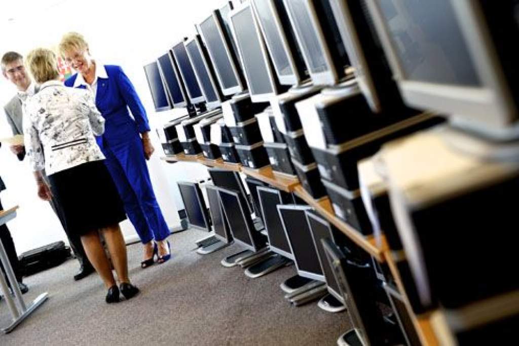 Huszonnégy iskola 130 számítógépet kapott