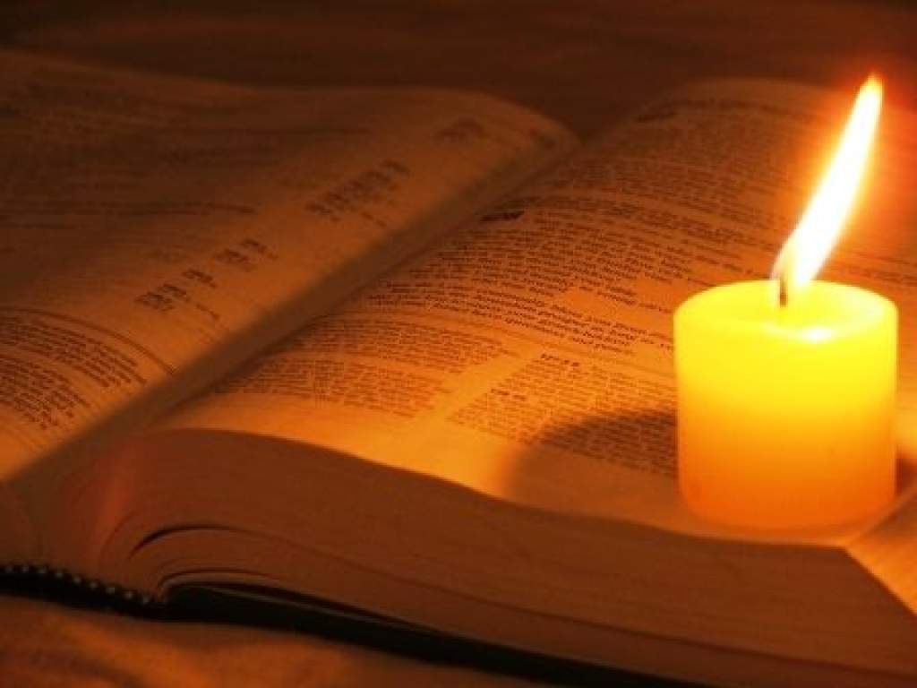 Napi Evangélium: „Vajon azért gyújtanak-e lámpát, hogy a véka alá vagy az ágy alá rejtsék?”