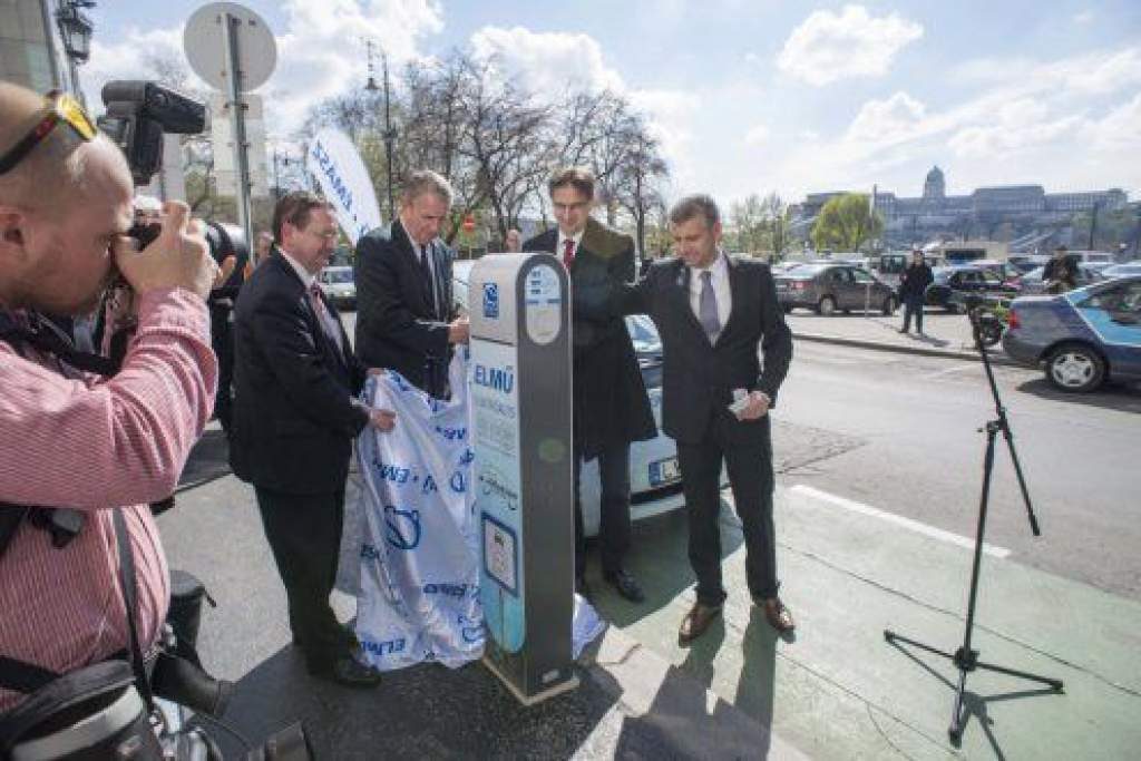 Új elektromos töltőoszlopot adtak át Budapesten