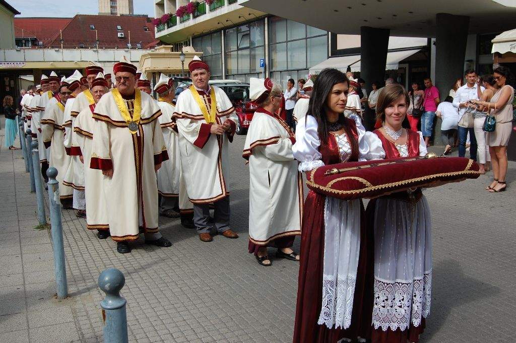 Új lovagokat avattak az Első Magyar Fehérasztal Lovagrend kecskeméti ünnepségén