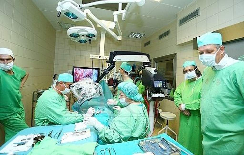 Zombor Gábor egy szegedi műtéten: új technológia a hallásjavító beépítésében