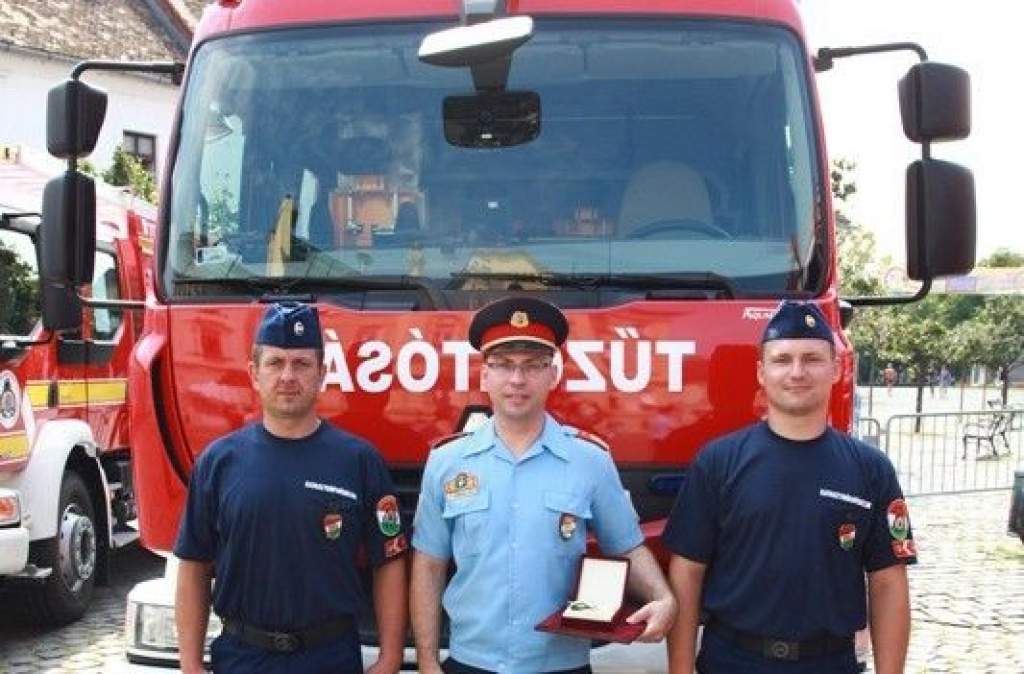 Tűzoltókat avattak, Bács-Kiskun pedig új mentőszert is kapott