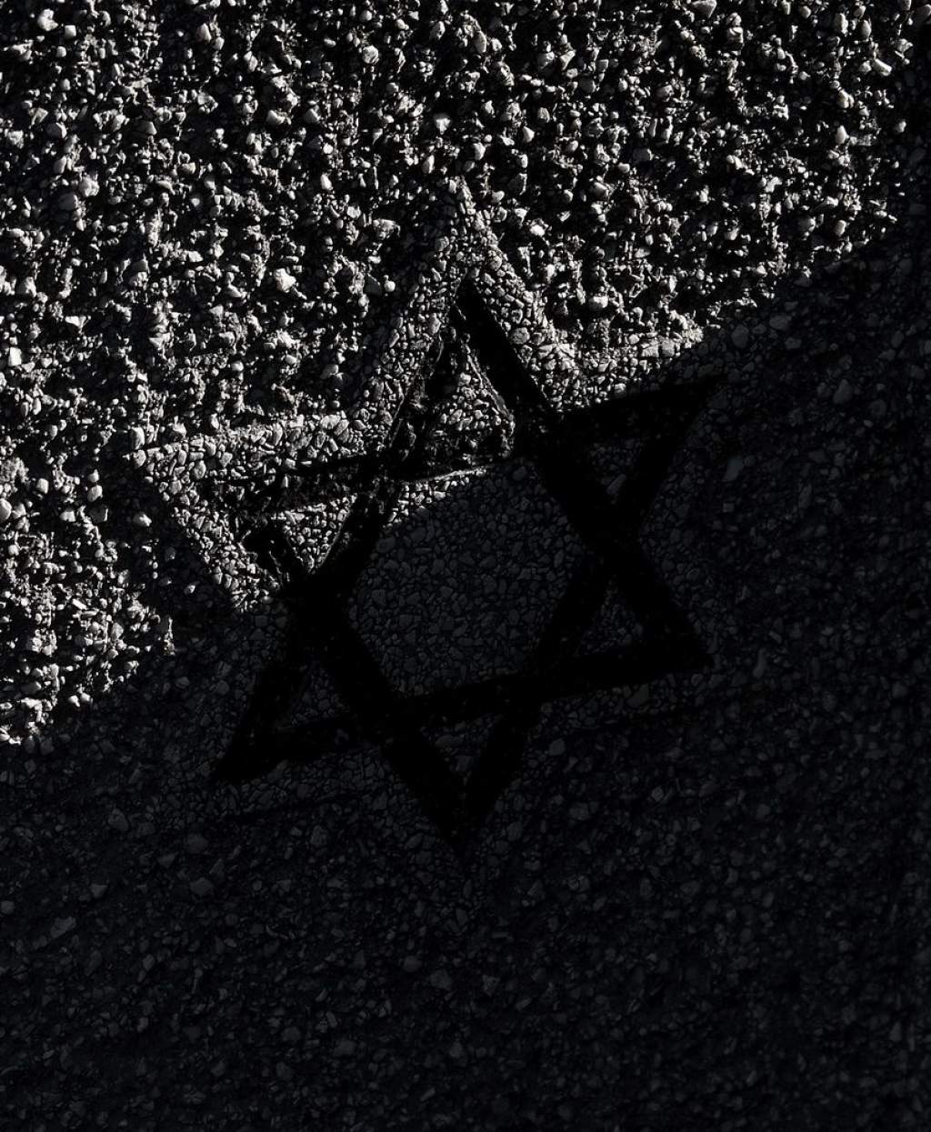„Az Élők Háza” – Dömötör Mihály fotókiállítása a hódmezővásárhelyi zsidó temetőről