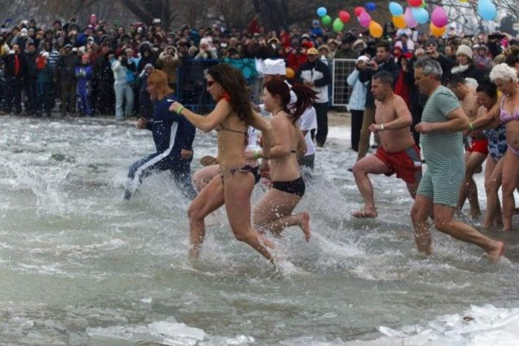 Újévi fürdőzés a Balatonban