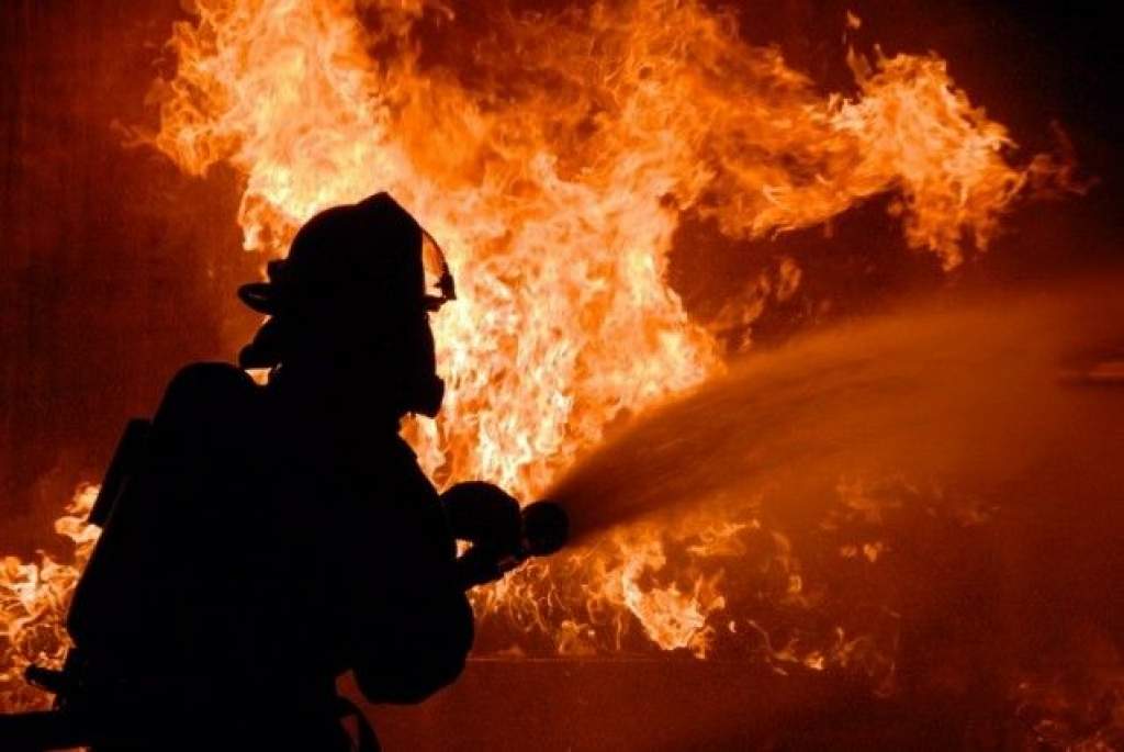 Kigyulladt egy melléképület Kiskunfélegyházán – karamboloztak a tűzoltók