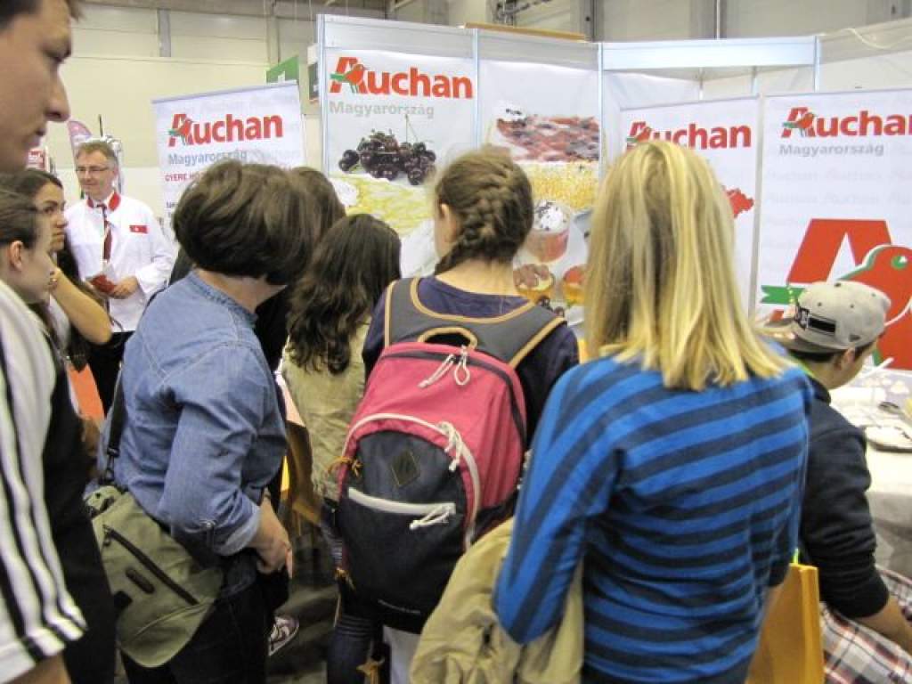 Az Auchan mestercukrászai képzik a fiatal tehetségeket– Idén 500 szakmai gyakorlatosnak lesz lehetősége cukrász, eladó, hentes, pék és egyéb szakmákban gyakorlatot szerezni az áruházláncnál