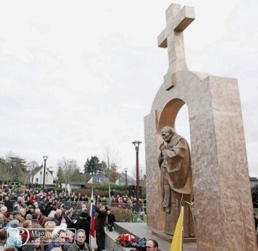 Bontásra ítélték II. János Pál pápa szobrát Franciaországban 