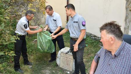 Rendszeres területrendezés vette kezdetét a főtéri Károlyi Bernát-emlékkőnél