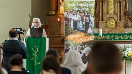 Házszentelő ünnepséget tartottak a Nyolc Boldogság Közösség új pécsi otthonában 