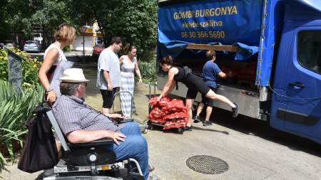 Hat zsák burgonya adomány a Göbölyös családtól