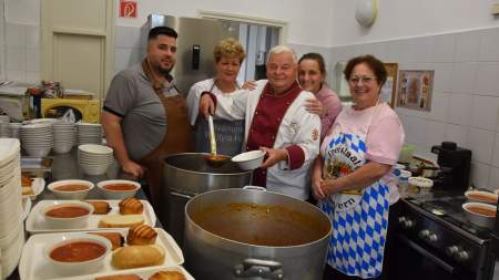 Garaczi János osztott ebédet a Wojtylában