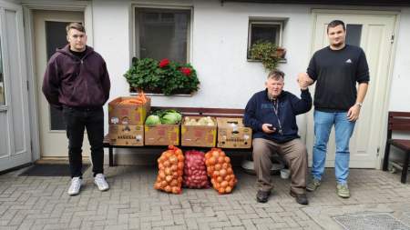 Szőrös András zöldség adománya