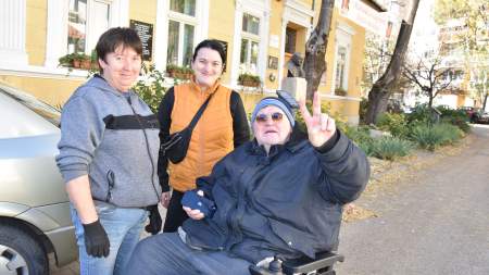 Öt zsák burgonya adomány a Göbölyös családtól