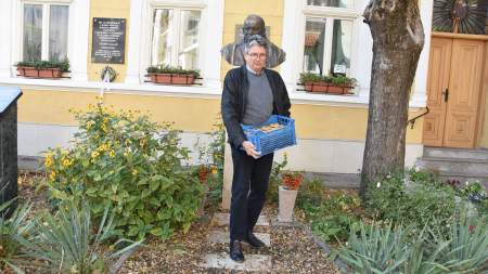 Laczi János kerekegyházi méhész mézet adományozott