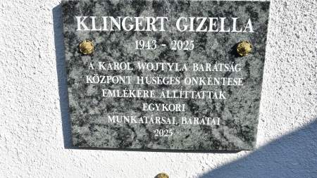 Papi áldásban részesült Klingert Gizella emléktáblája