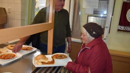 Szeretetből főzött ebédet a legendás főzőpáros – Pavlovics István felajánlásával