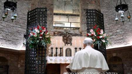 Leó pápa Szent Ferenc sírjánál imádkozott Assisiben 