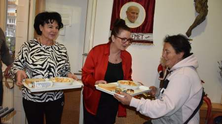 Szeretetből terített asztal – Tőzsér Judit és Balogh Andrea Johanna jóvoltából