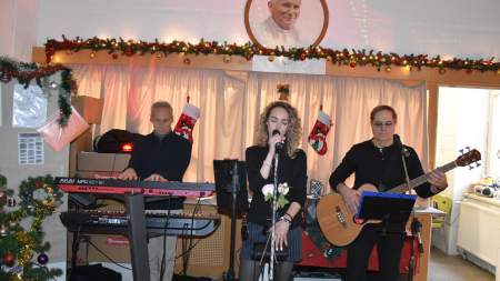 A Spreading zenekar adott ünnepi koncertet a Wojtyla Ház „pódiumán”