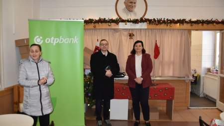 Az OTP Bank támogatta a Wojtyla Ház karácsonyi ebédosztását a 7. napon
