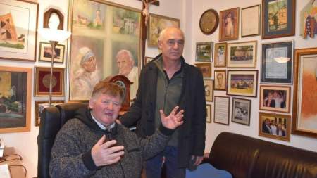 Színekbe álmodott emberség: festményektől a Wojtyla népkonyháig