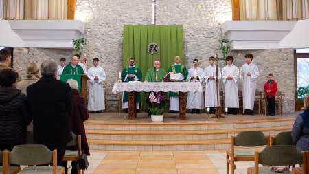 Érseki szentmise a Szentcsalád Plébánián