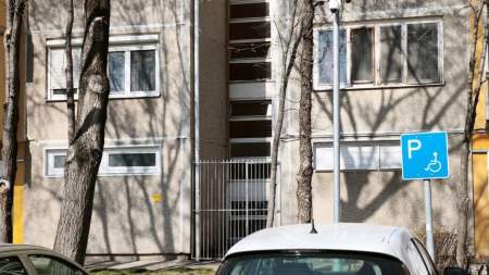 Térfigyelő kamerák a a Wojtyla Ház előtt