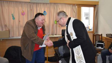 Elektromos kerekesszéket adományozott a Wojtyla Ház Oskolás Jánosnak