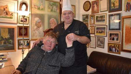 A nagyvonalúság receptje: Holló Tibor konyhájának ízei az elesettek böjtös asztalán