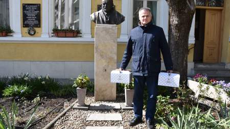 Tortákkal érkezett az országgyűlési képviselő