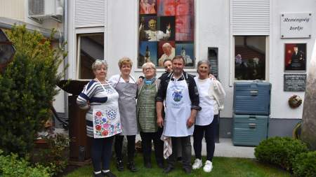 Magyaros étel és medvehagyma-szósz a gombászklubosok felajánlásával