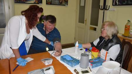 Ölelő kezek a Wojtyla Házban