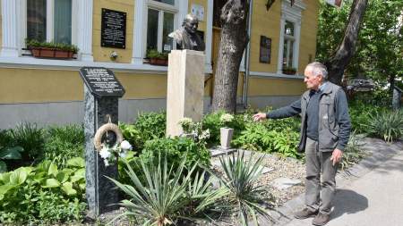 Hegede István idén is pótolta a dísznövényeket