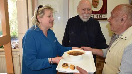 A gondoskodás nemes hagyománya: Garaczi Margó és családja terített asztalt a Wojtylában