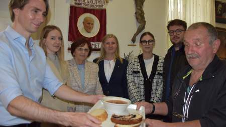 Keceli ízekkel és nemes szívvel érkezett a Pintér család a Wojtylába