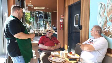 Kávé, limonádé, sütemény és jóízű beszélgetés a kecskeméti Starbucksban